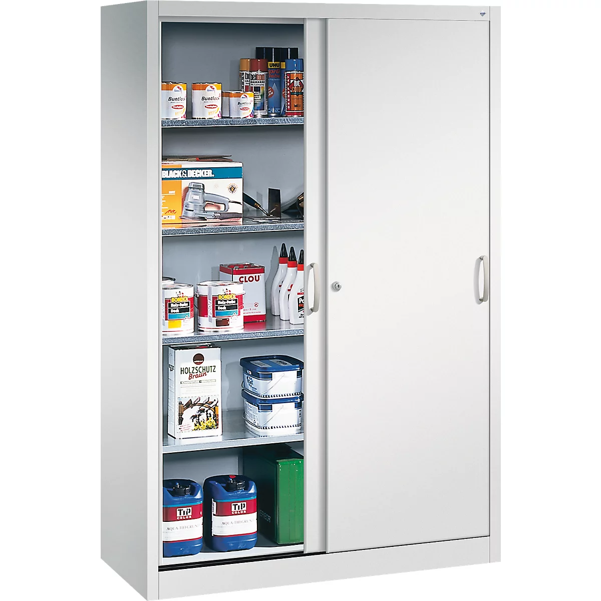 Heller Metallschrank mit Schiebetüren, gefüllt mit Werkzeugen, Farbeimern und Kanistern auf Regalböden.