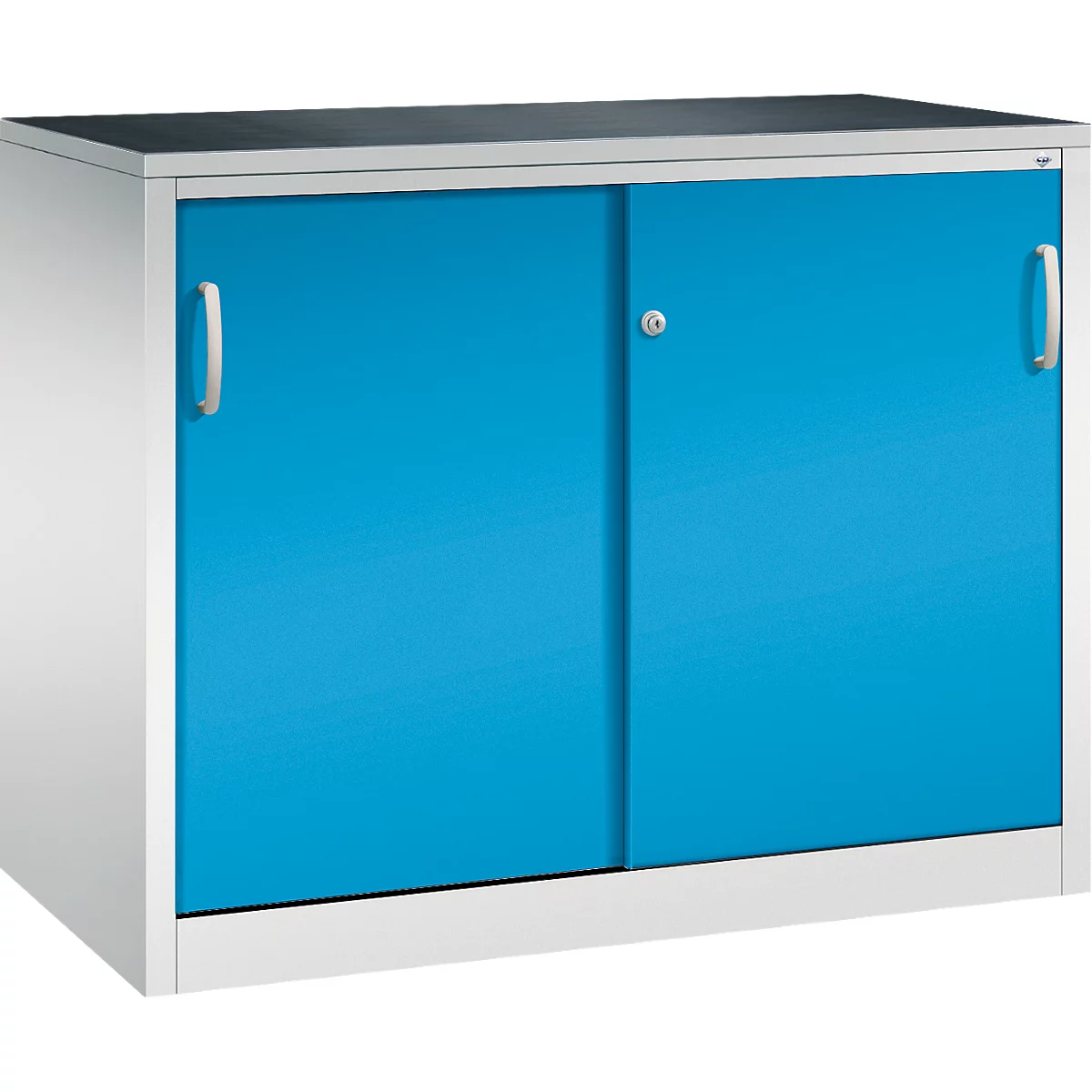 Ein niedriger Metallschrank in Hellgrau mit zwei leuchtend blauen Schiebetüren und silbernen Griffen vor weißem Hintergrund.