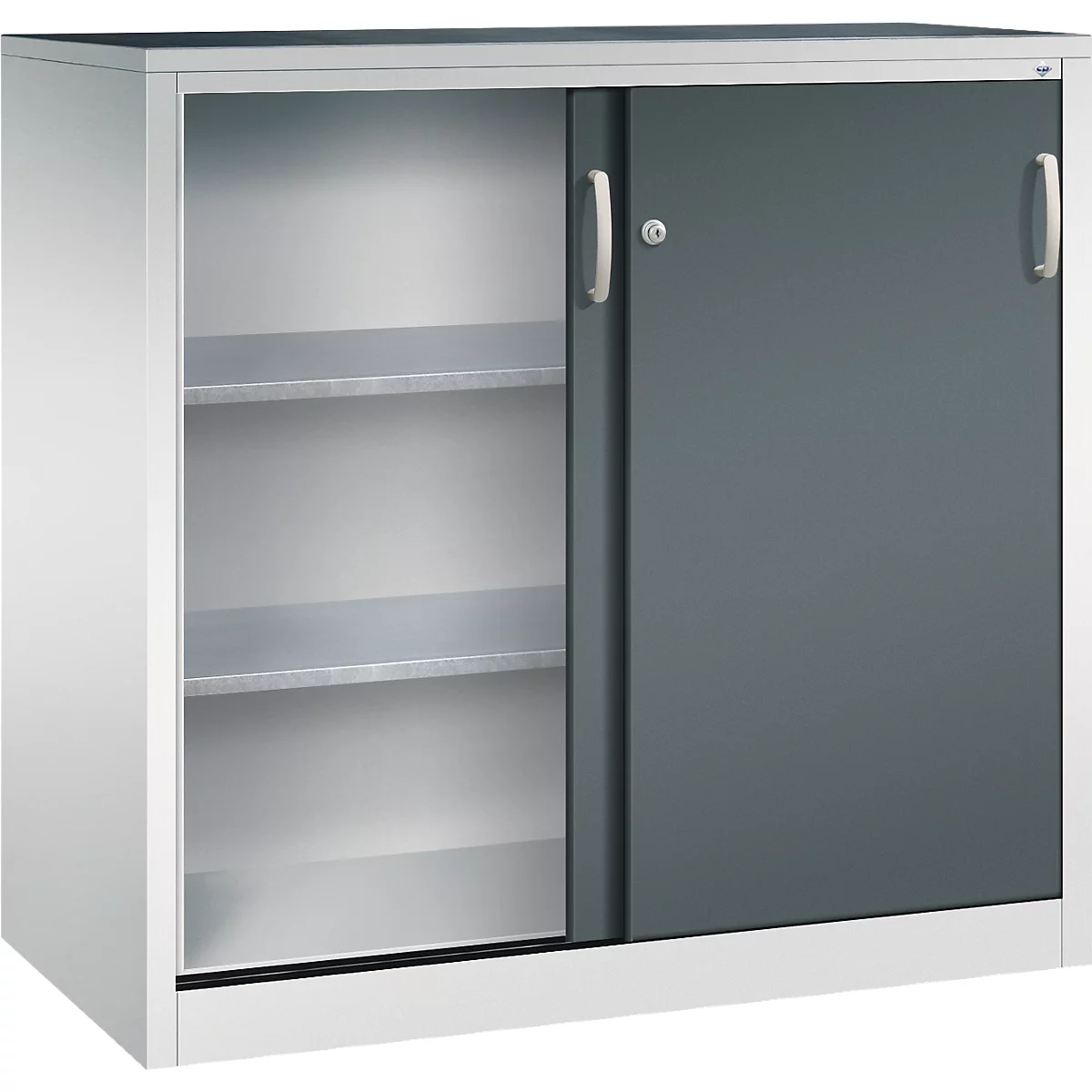 Heller Metallschrank mit Schiebetüren, eine Seite offen mit Regalböden, andere Seite dunkelgrau geschlossen.