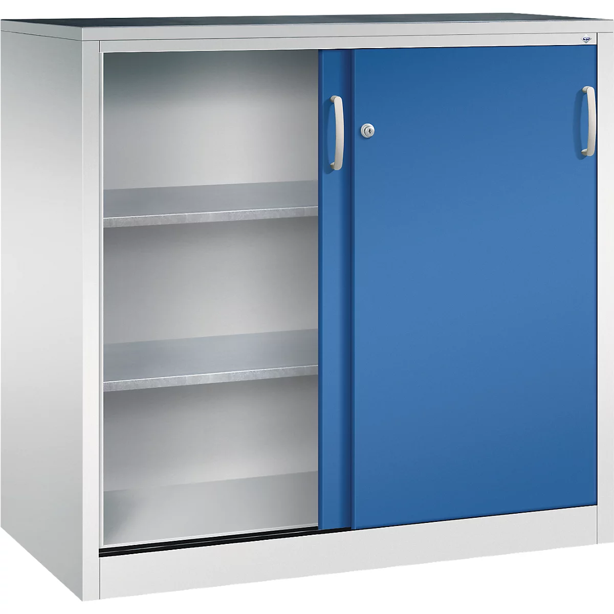 Halbhoher Metallschrank mit weißem Korpus und blauer Schiebetür, die eine Seite mit zwei Einlegeböden freilässt.