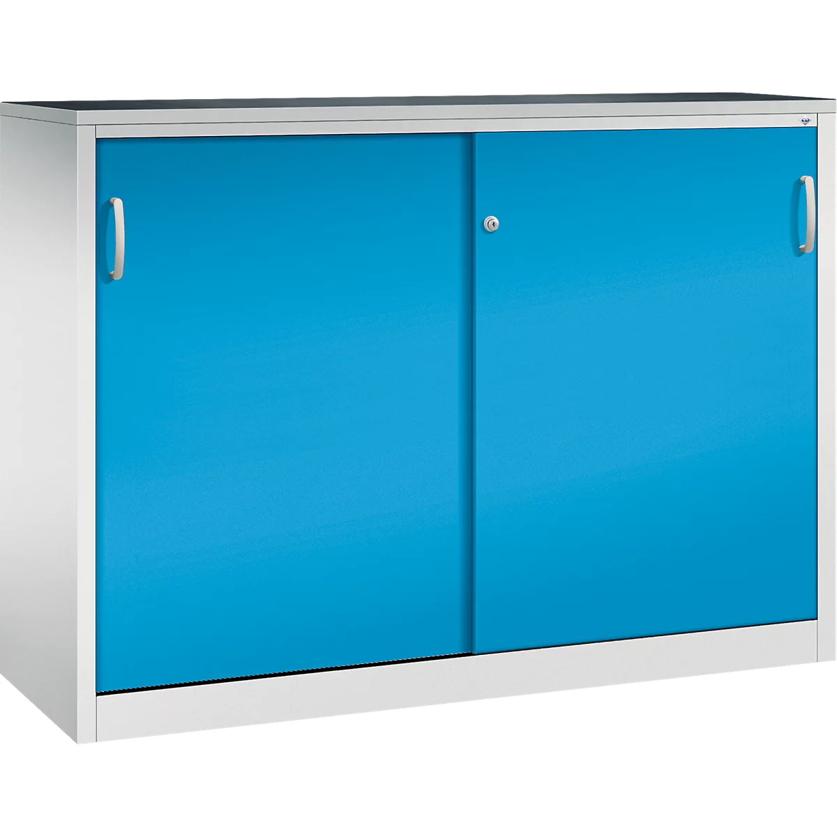 Ein weißer Metallschrank mit leuchtend blauen Schiebetüren und zwei silbernen Griffen vor weißem Hintergrund.
