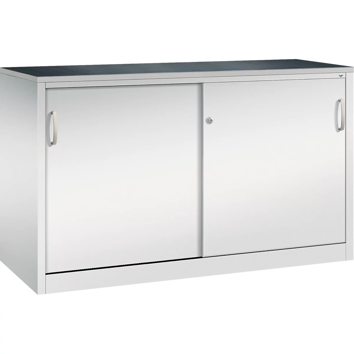 Ein weißer Metallschrank mit zwei Schiebetüren und silbernen Griffen vor neutralem Hintergrund.