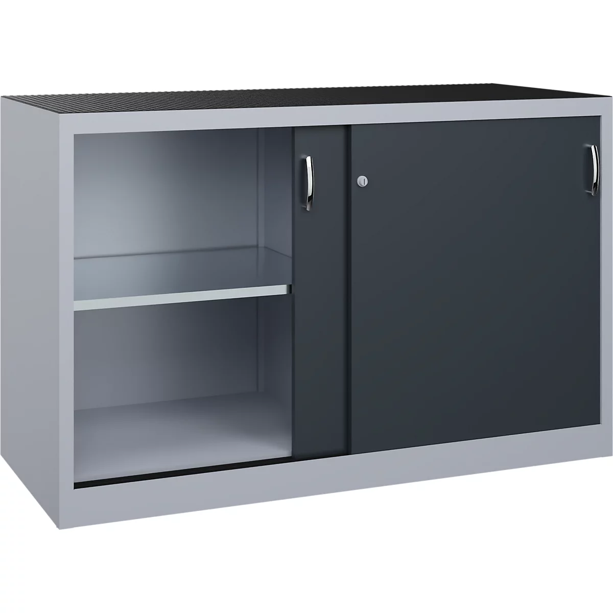 Ein niedriger, grauer Metallschrank mit Schiebetüren, wobei ein Bereich offen ist und ein Einlegeboden sichtbar ist.