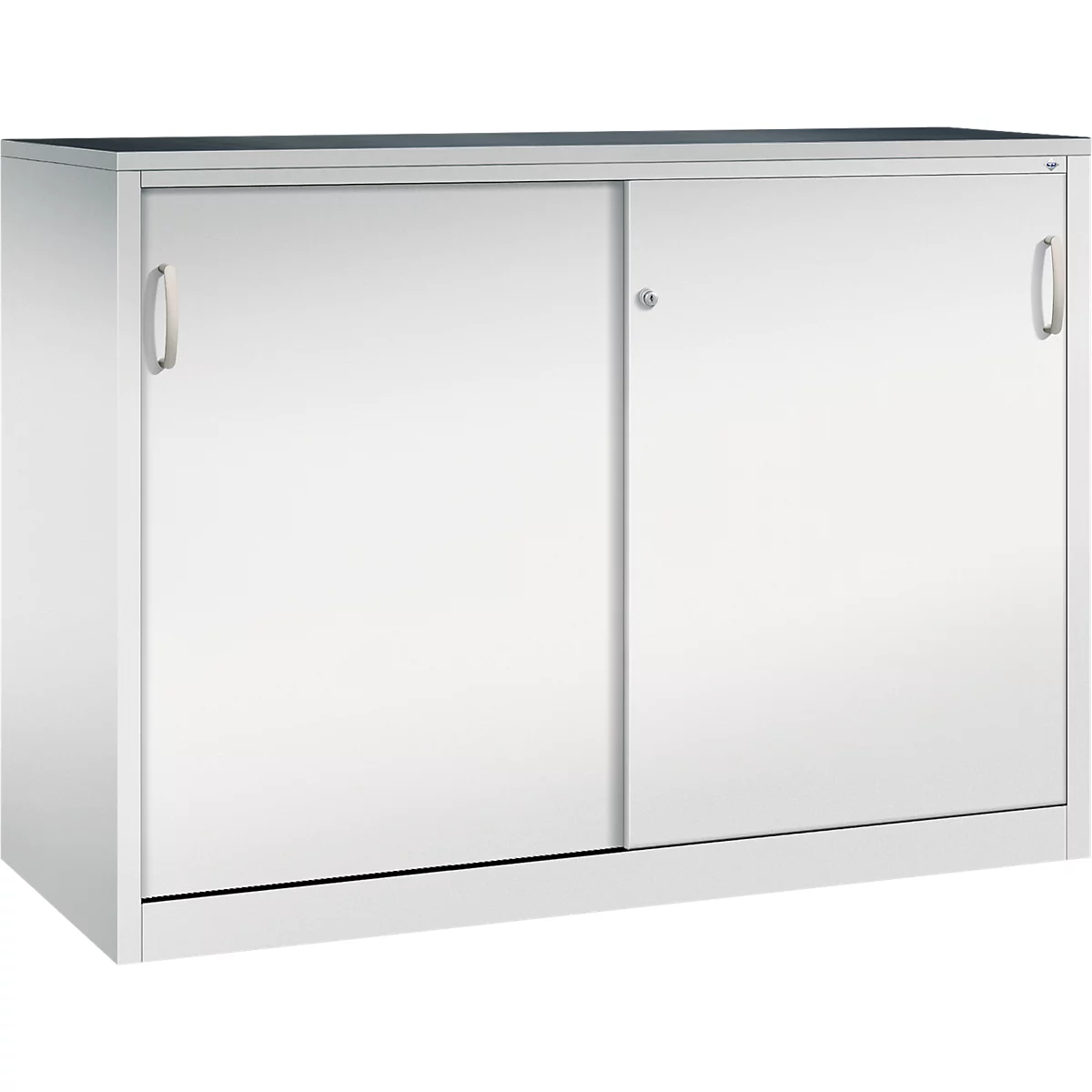 Ein niedriger, weißer Aktenschrank aus Metall mit zwei Schiebetüren und silbernen Griffen vor weißem Hintergrund.