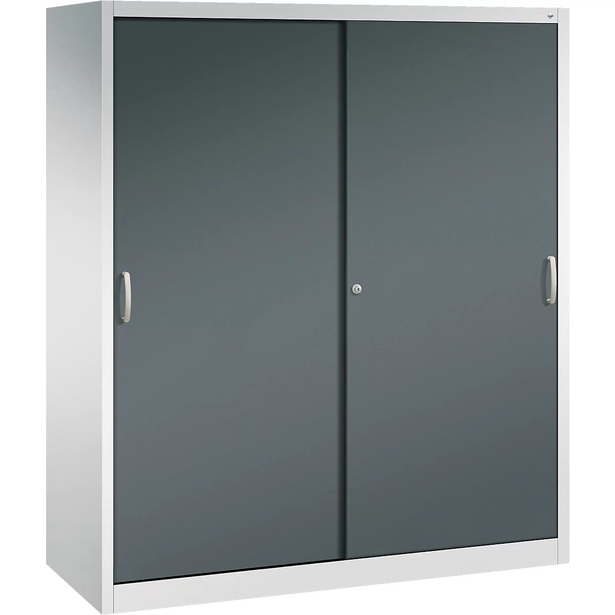Ein weißer Metallschrank mit zwei grauen Schiebetüren und silbernen Griffen vor einem neutralen Hintergrund.