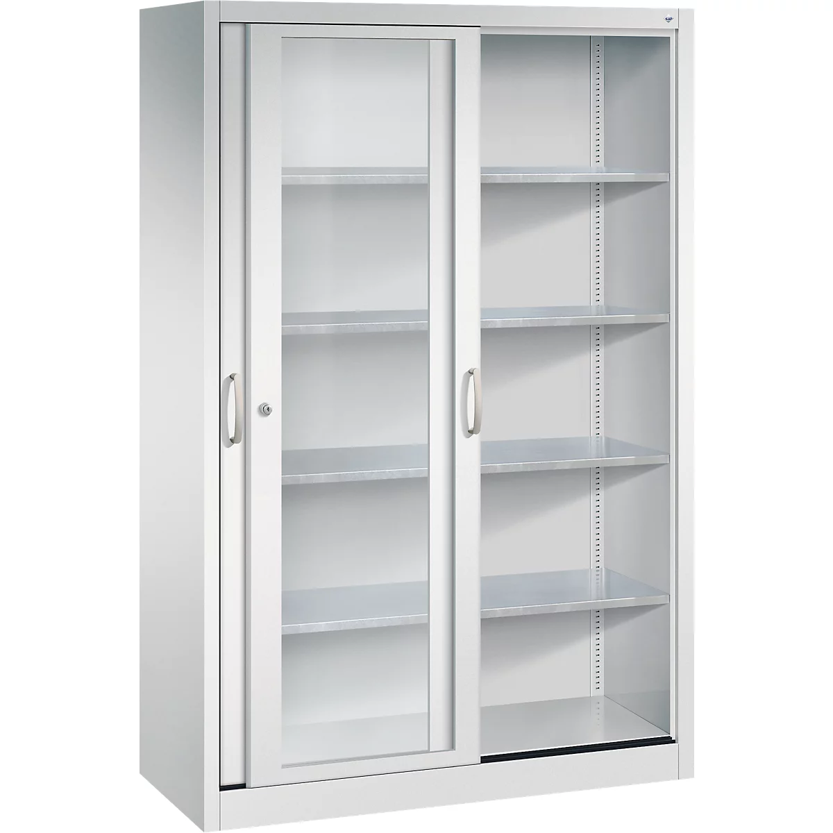 Heller Metallschrank mit Schiebetüren und Glaseinsätzen, Regalfächer sichtbar.
