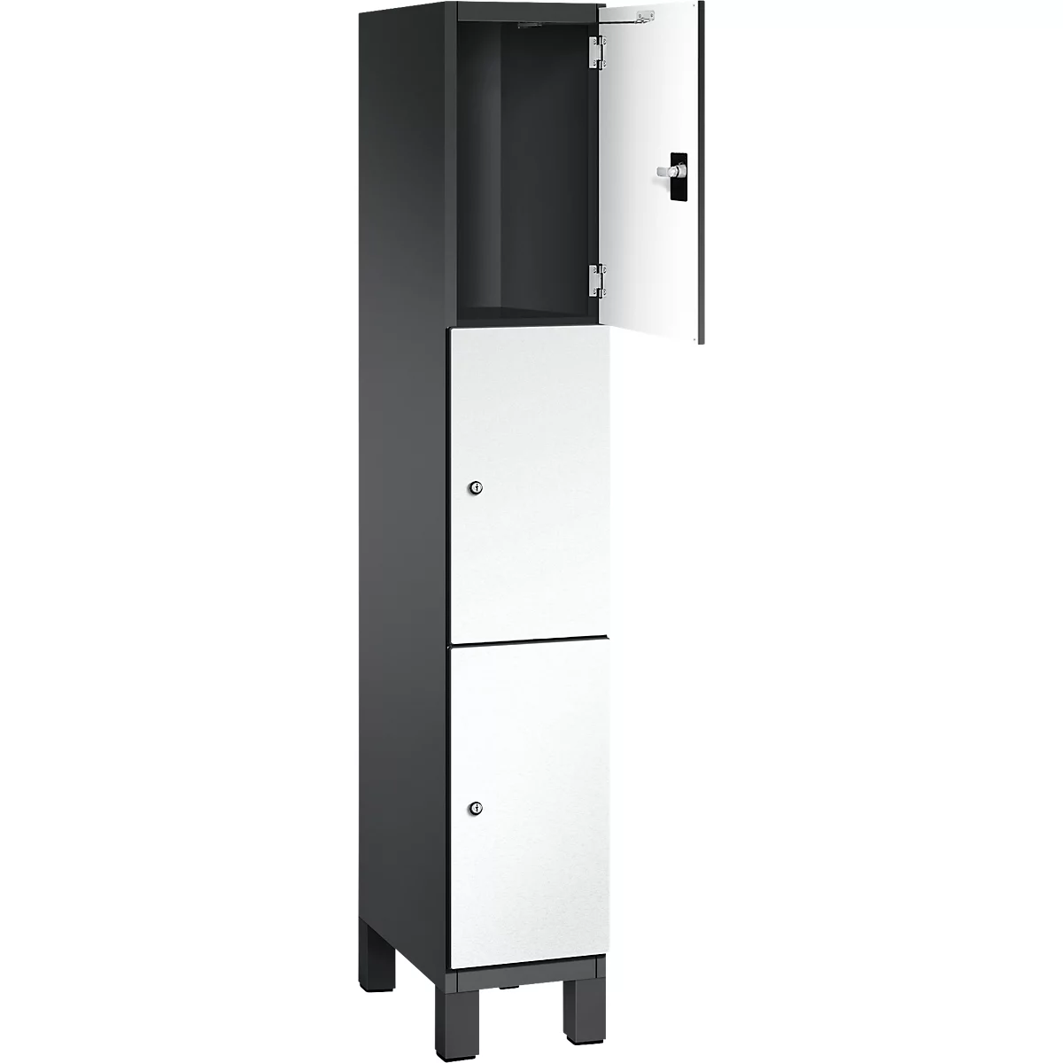 Grau-weißer Schrank mit geöffneter oberer Tür. Zwei weitere Türen darunter, geschlossen.