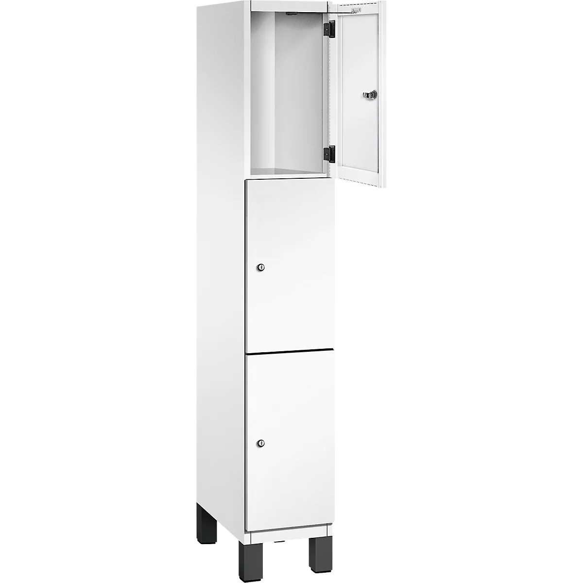 Weißer, hoher Schrank mit drei Türen, eine Tür geöffnet. Schwarze Füße.