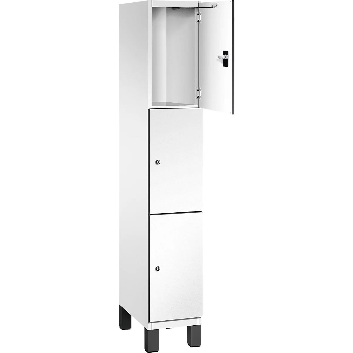 Weißer, schmaler Schrank mit drei Türen; eine Tür ist geöffnet.