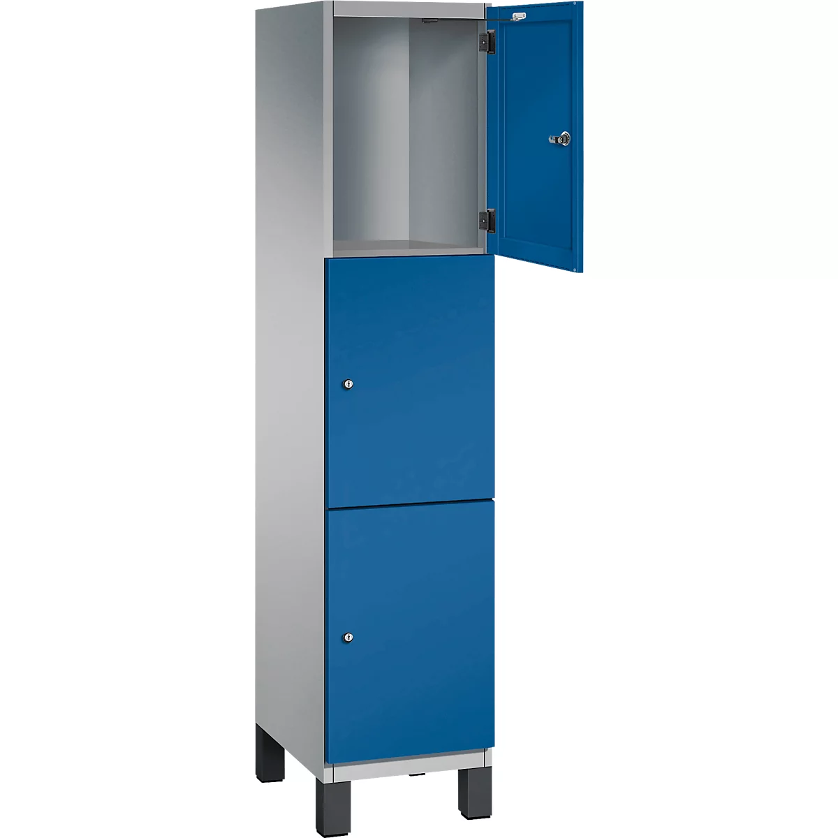 Ein zweifarbiger Spind mit offener Tür. Der Korpus ist grau, die Türen blau. Details: Schloss, Scharniere.