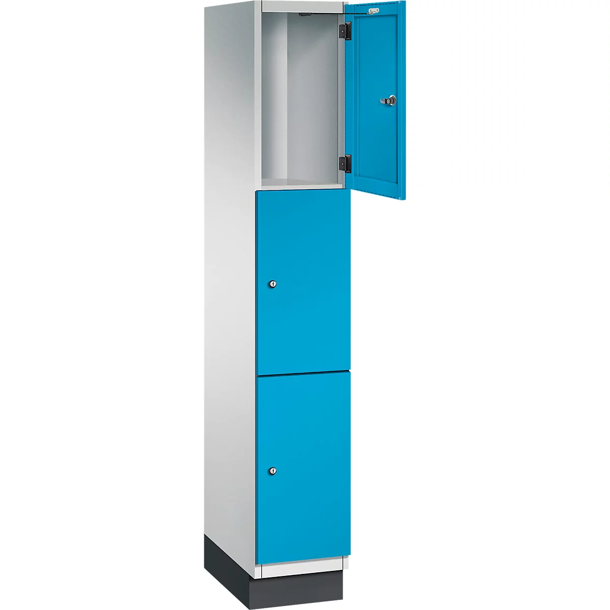 Ein weiß-blauer Spind, eine Tür geöffnet.