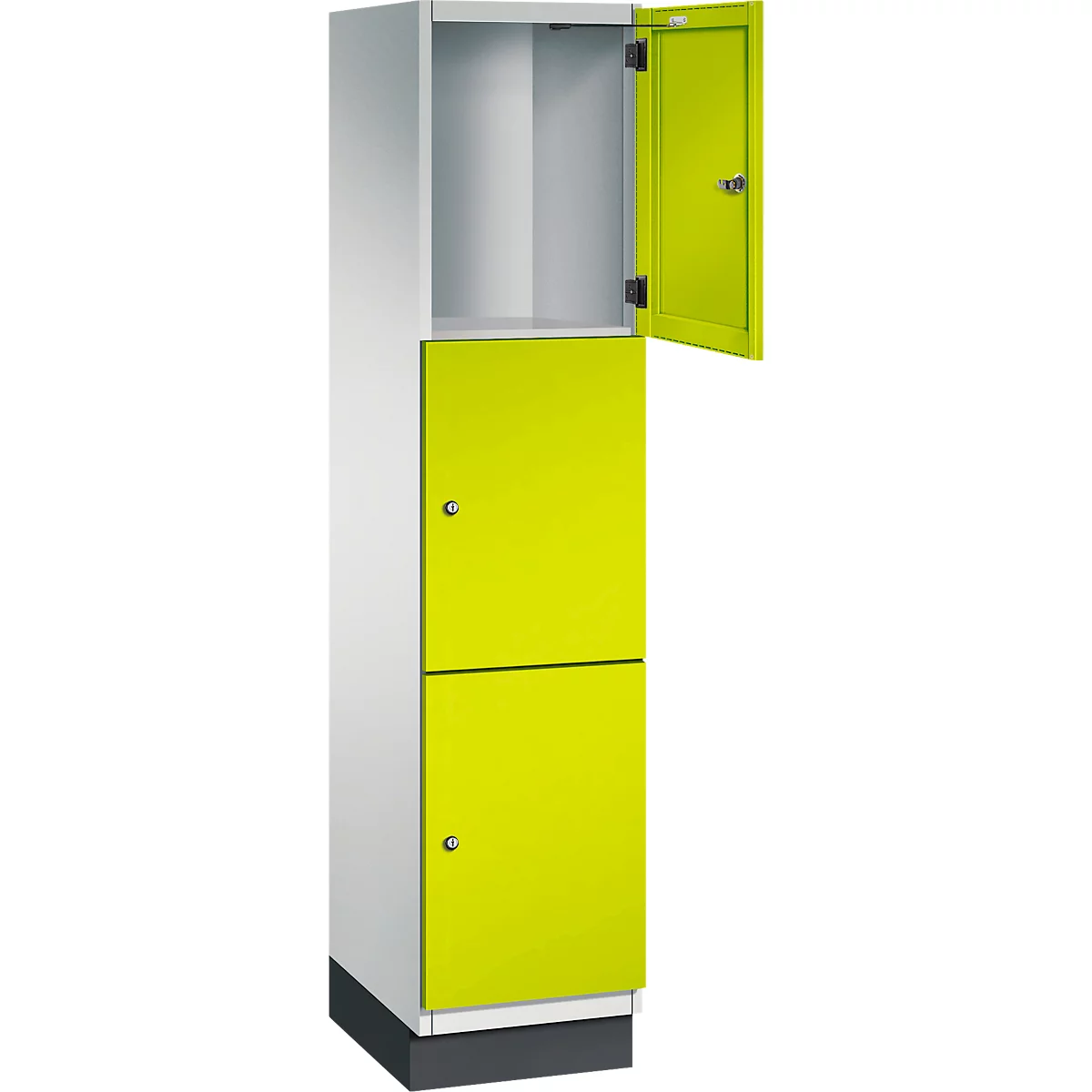 Ein weiß-grauer Schrank mit zwei gelb-grünen Türen, die obere Tür ist offen. Der Schrank steht auf einem schwarzen Sockel.