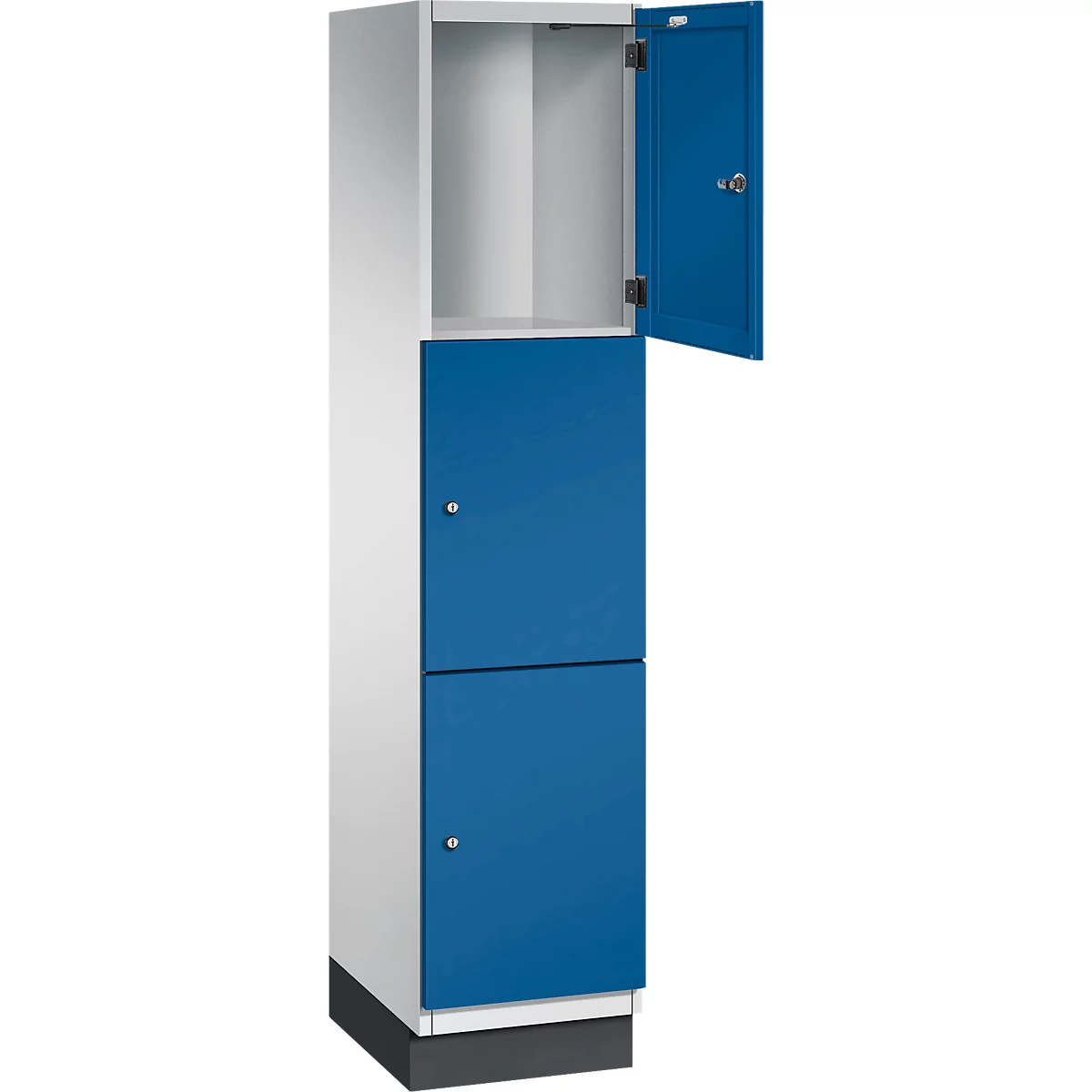 Zweiteiliger, weiß-blauer Spind, obere Tür offen.