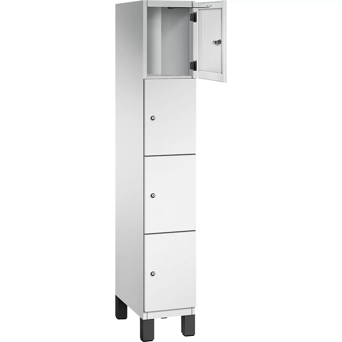 Ein weißer, schmaler Schrank mit drei Türen, eine davon geöffnet.