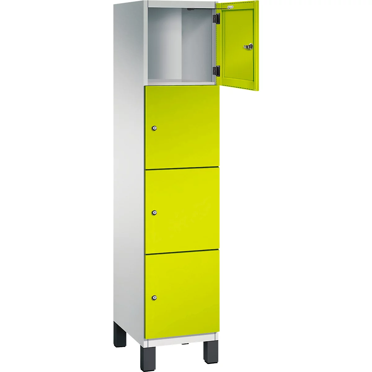 Schrank mit weißem Korpus und drei neongrünen Türen. Eine Tür steht offen, dahinter ist der Schrank leer. Der Schrank steht auf schwarzen Füßen.