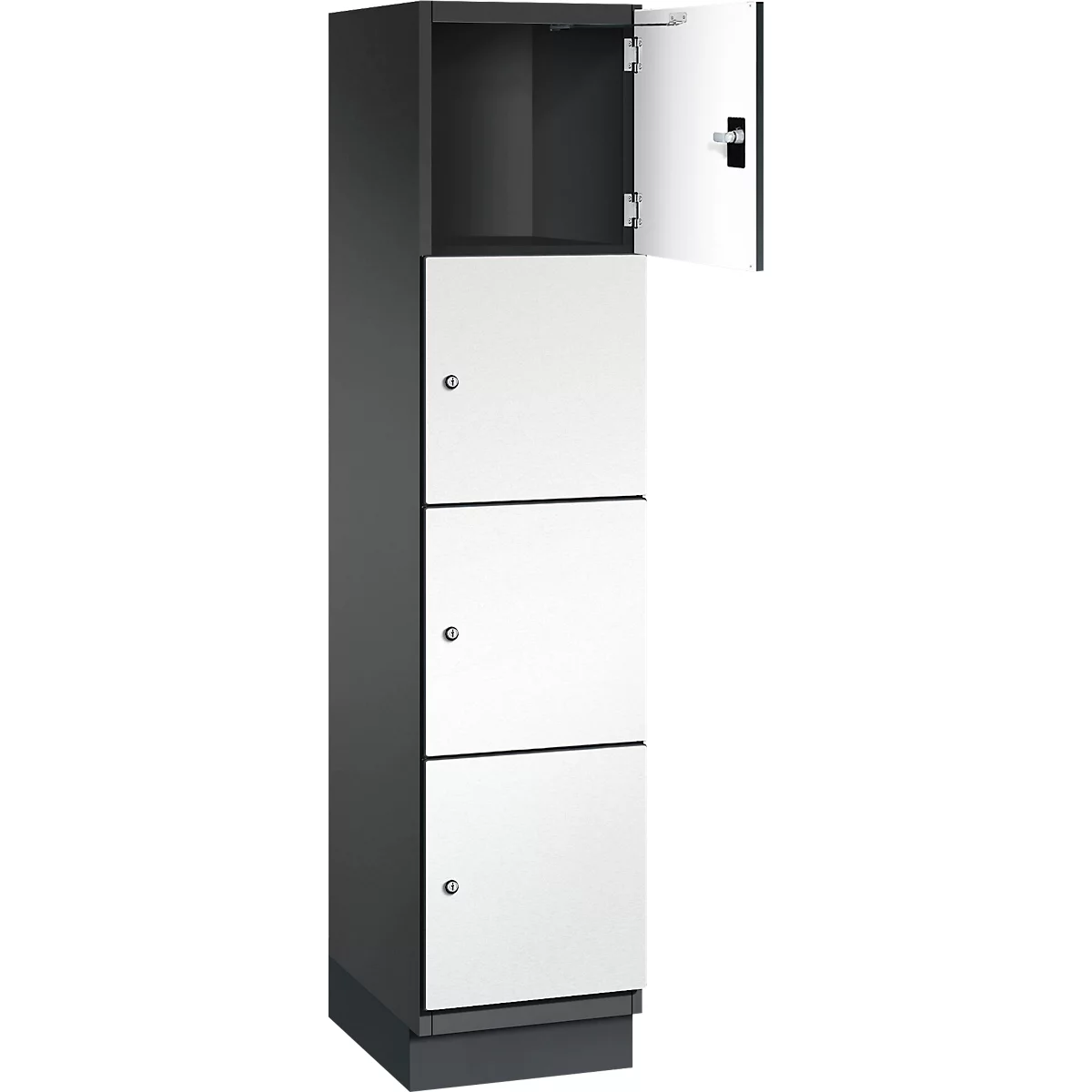 Grauer Schrank mit drei weißen Türen, eine davon geöffnet.