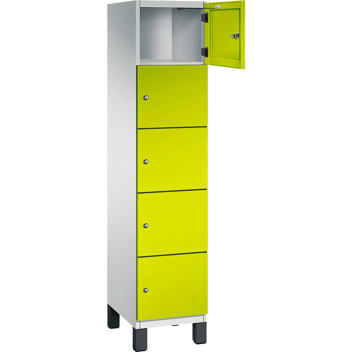 Ein hoher, weiß-gelbgrüner Spind mit vier Türen, eine geöffnet.