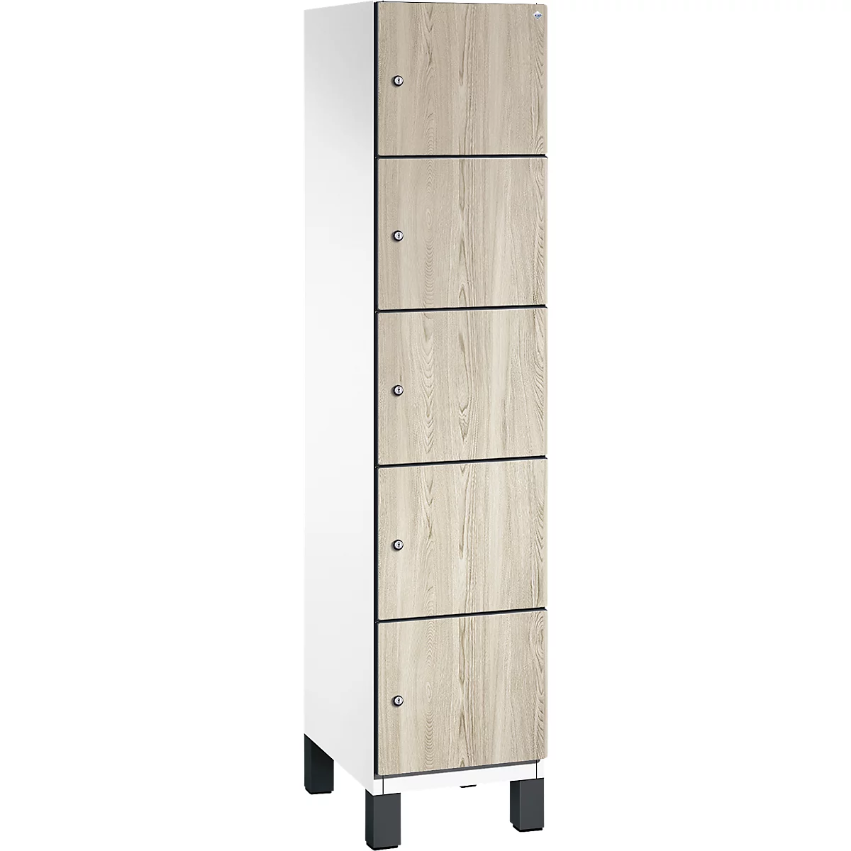 Hoher Schrank, weiss, mit Holzoptik-Türen, kleinen Knöpfen. Steht auf schwarzen Füssen.