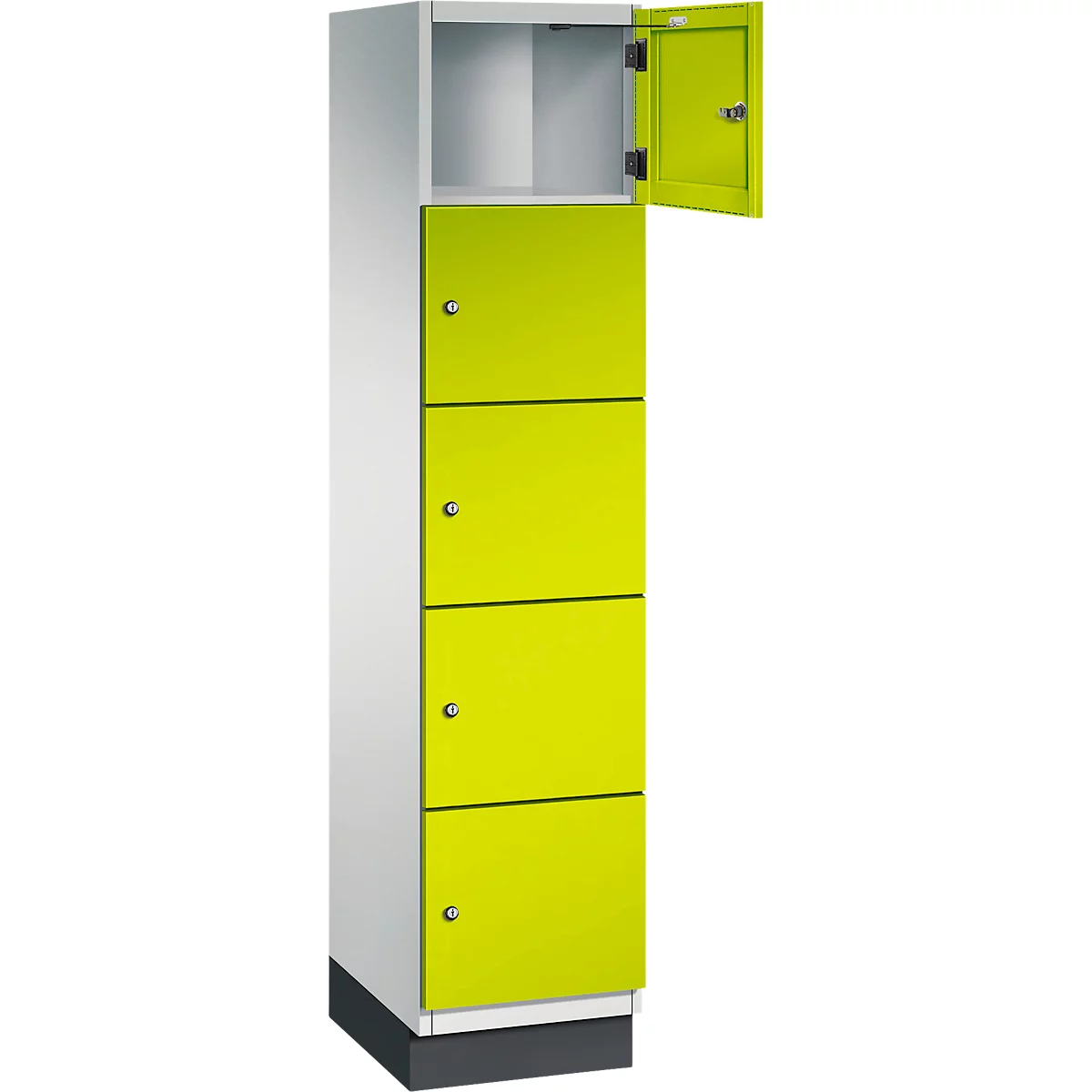 Schrank mit vier grünen Türen, eine Tür ist geöffnet.