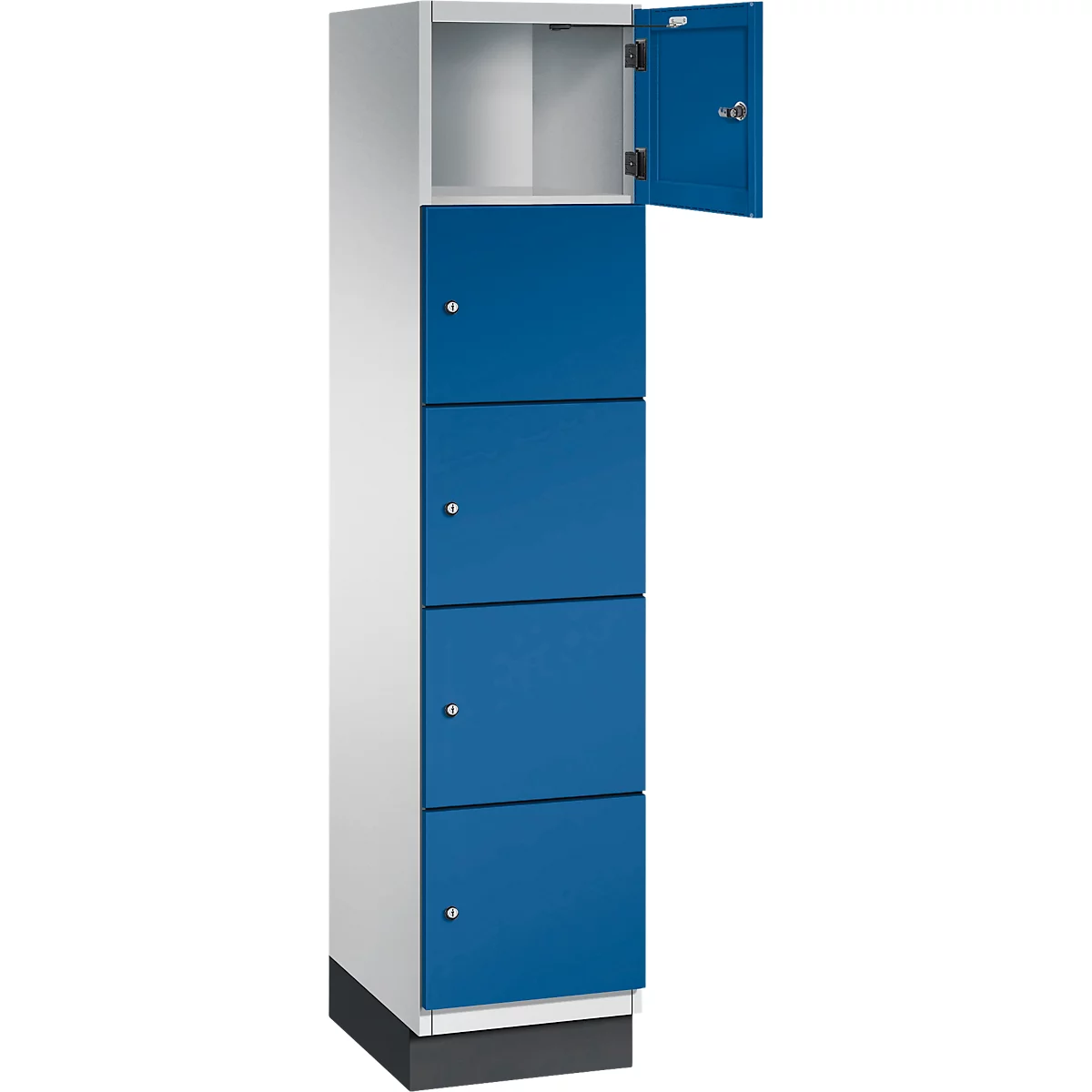 Schrank mit blauen Türen. Oben ist eine Tür offen, darunter drei weitere Türen geschlossen.