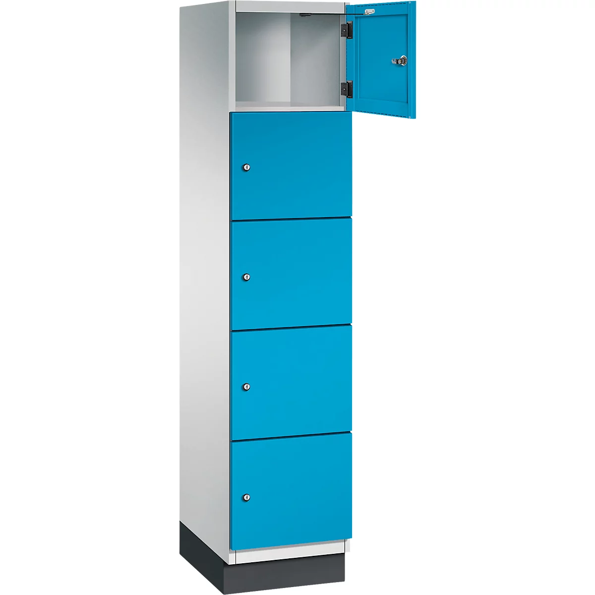 Ein weiß-blauer Schrank mit vier blauen Türen, eine Tür geöffnet. Jede Tür hat ein silbernes Schloss.