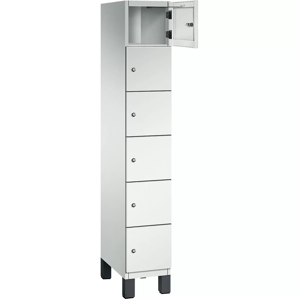 Hoher, weißer Spind mit sechs Fächern; eine Tür ist geöffnet.