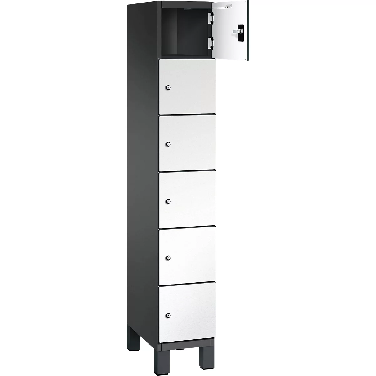 Hoher, grauer Schrank mit weißen Türen. Eine Tür ist geöffnet. Er steht auf kleinen, schwarzen Füßen.