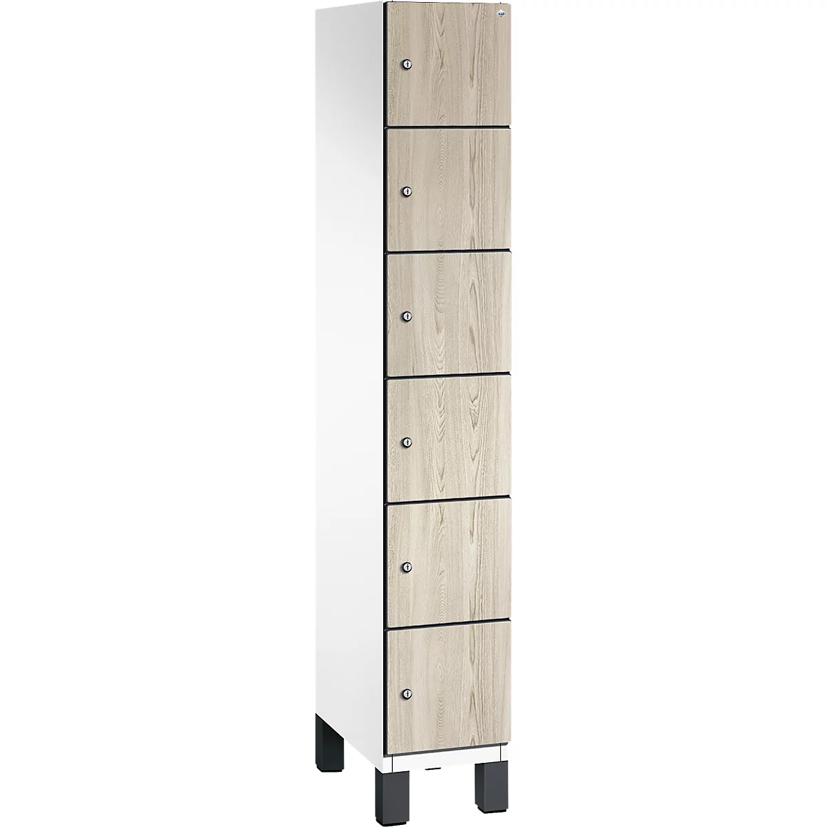 Hochschrank mit sechs Fächern; helle Holzoptik, silberne Griffe. Rechts, weiß lackiert.