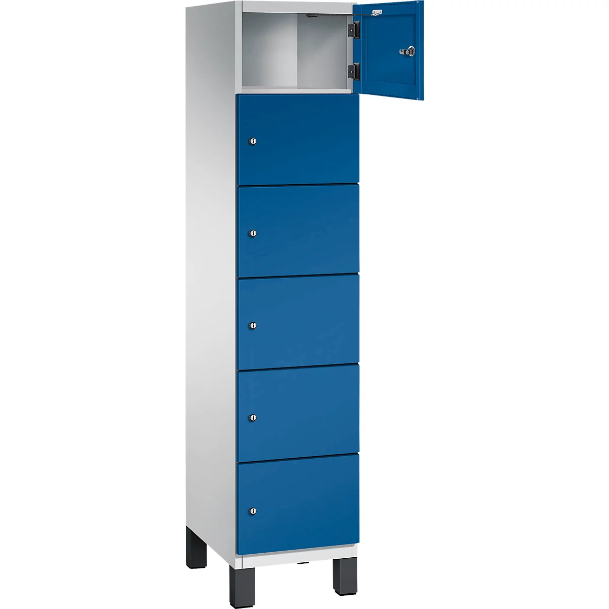 Ein schmaler, weiß-blauer Spind mit geöffneter Tür. Fünf blaue Türen untereinander.