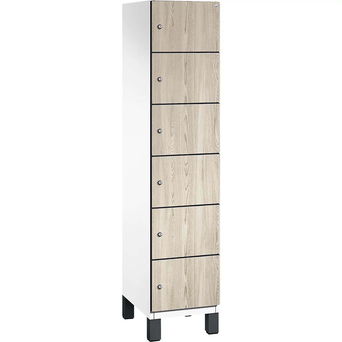 Hoher Schrank mit sechs Fächern, Holzoptik, helle Farbe, schwarze Griffe und Beine.