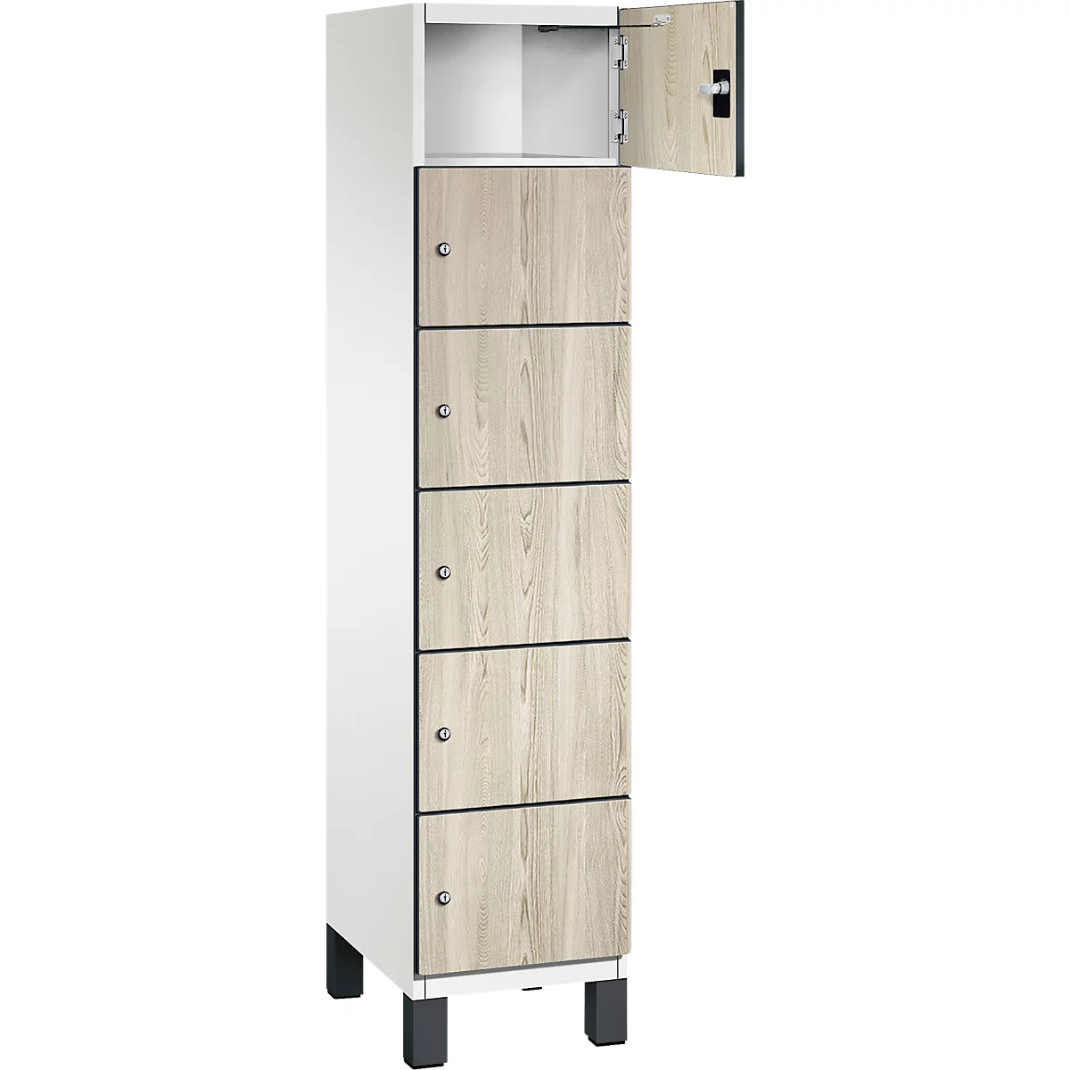 Schrank mit 5 Fächern. Das obere Fach ist geöffnet, die Türen sind holzfarben. Der Schrank ist weiß und steht auf schwarzen Füßen.