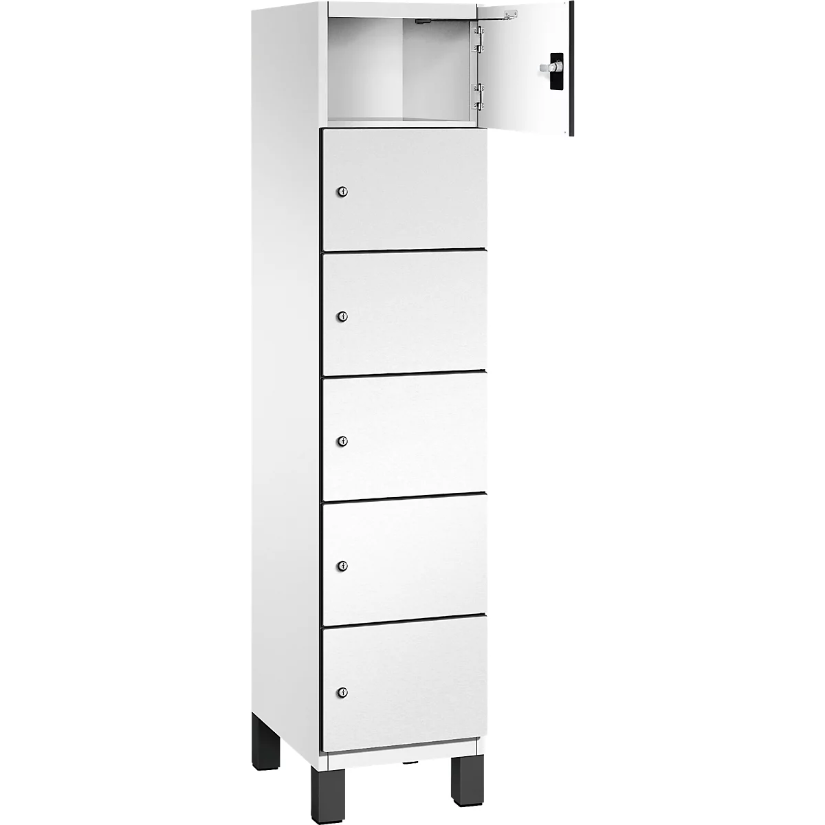 Weißer, hoher Schrank mit sechs Türen, eine Tür ist geöffnet. Der Schrank steht auf schwarzen Füßen.