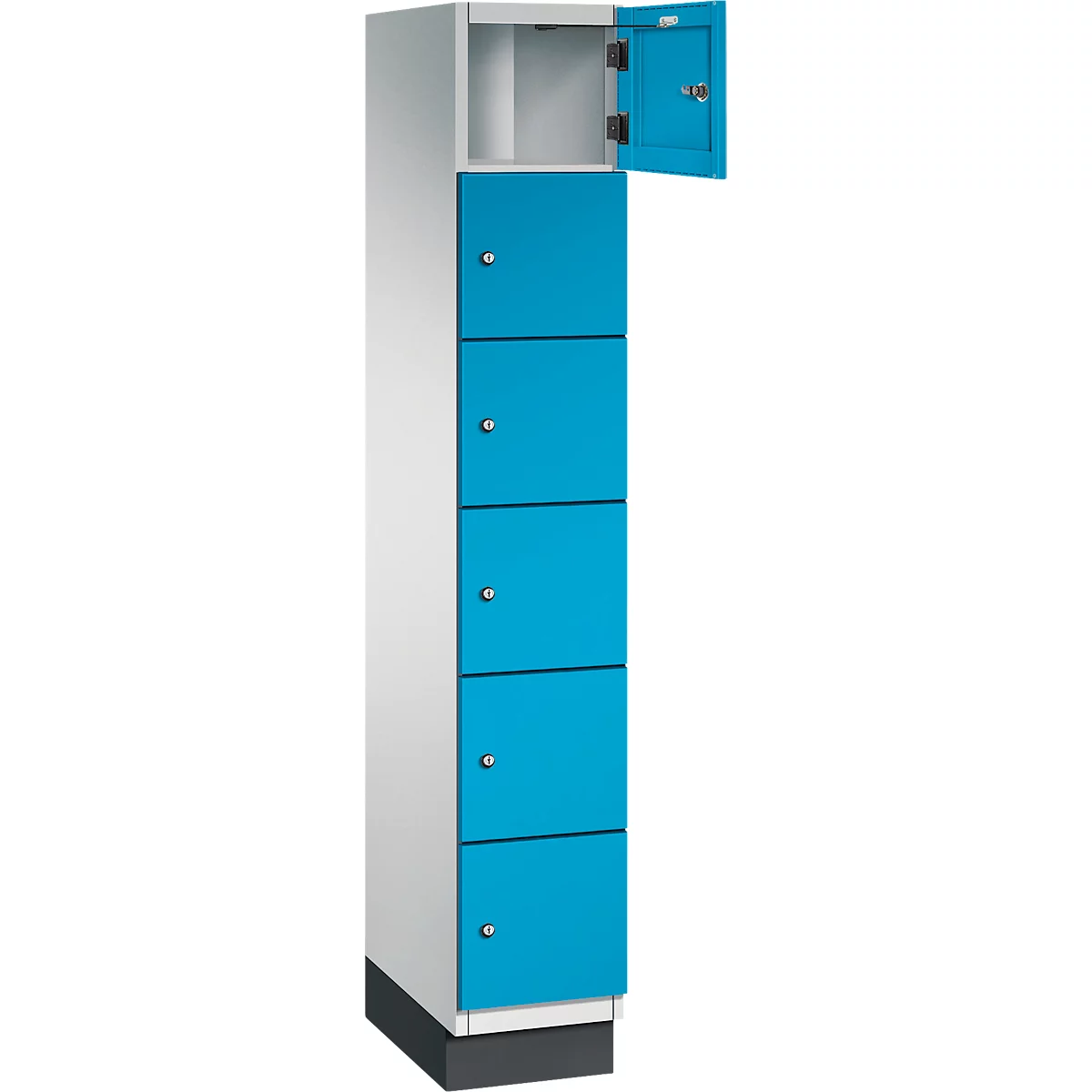Schrank mit fünf blauen Türen. Eine Tür ist geöffnet.