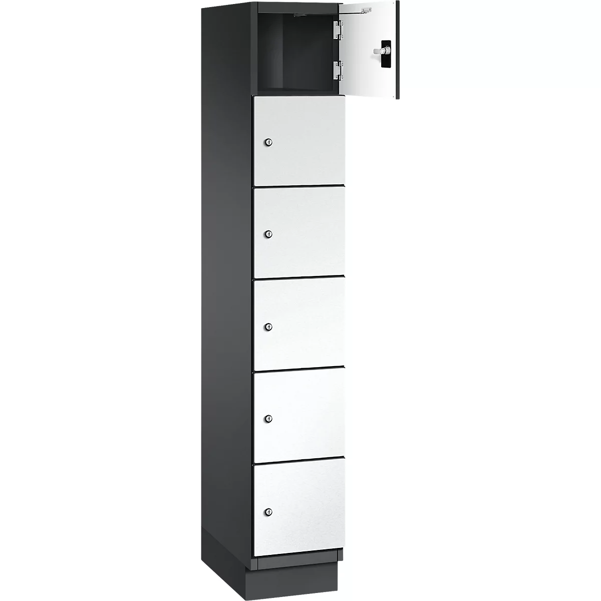 Schrank mit mehreren weißen Türen. Die obere Tür ist geöffnet.