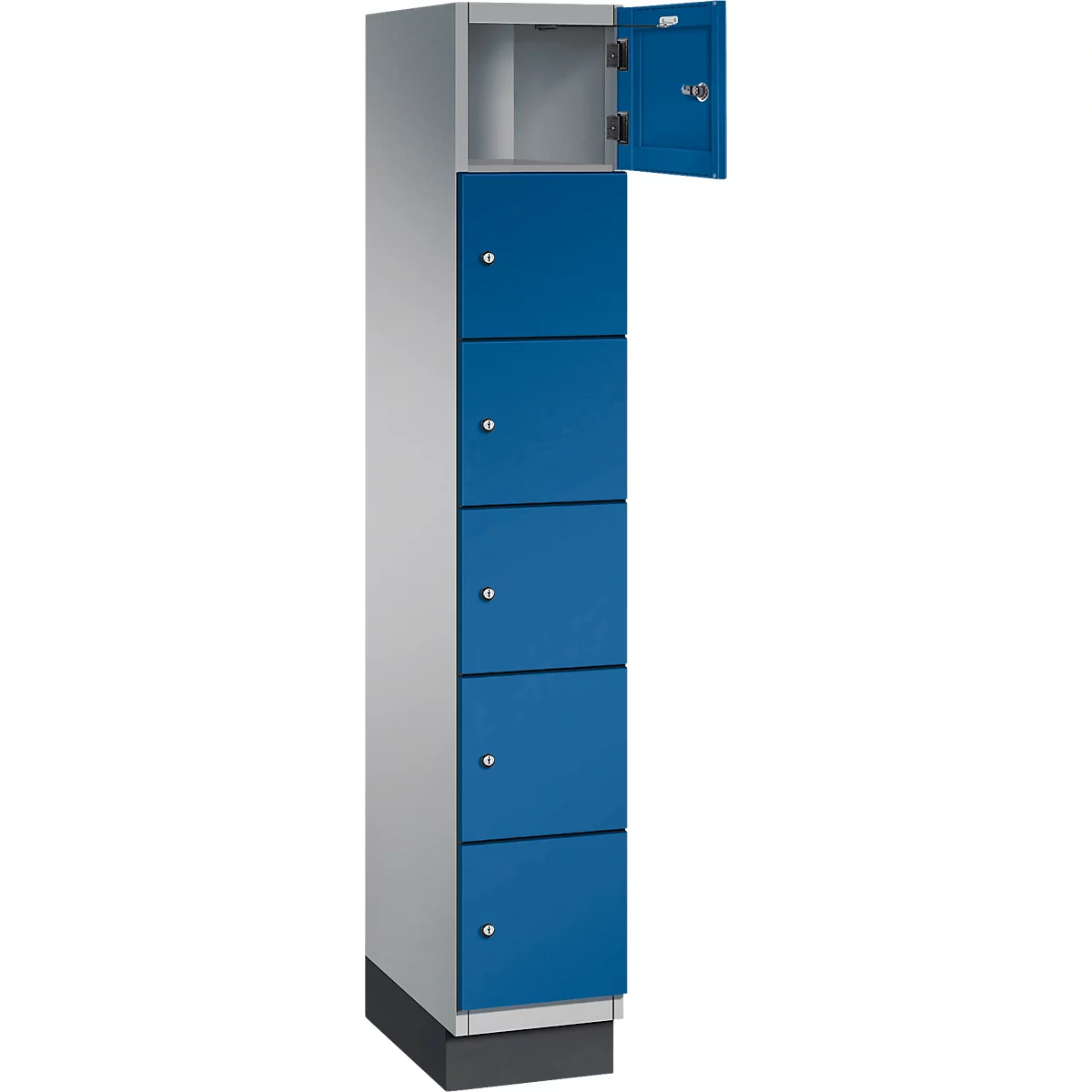Schrank mit fünf blauen Türen, eine Tür geöffnet. Silberne Seiten und oberer Bereich, schwarzer Sockel.