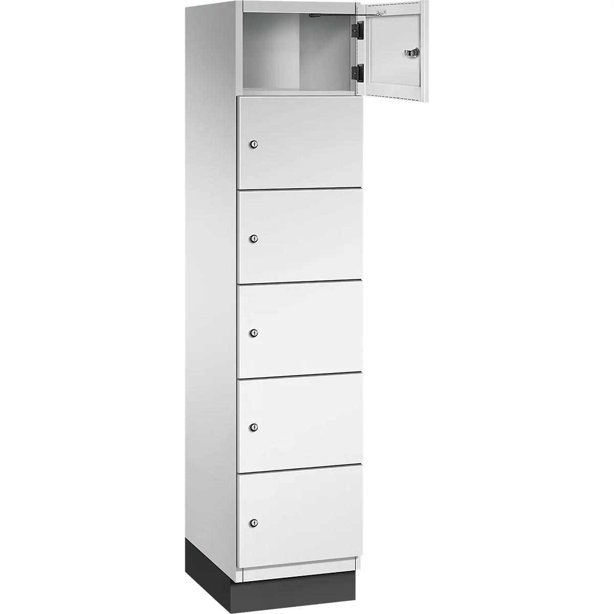 Weißer Schrank mit sechs Fächern, oben eines geöffnet. Grauer Sockel und Türknöpfe.