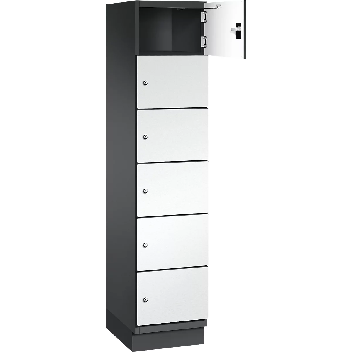 Grauer Schrank mit fünf weißen Türen. Eine Tür ist geöffnet.