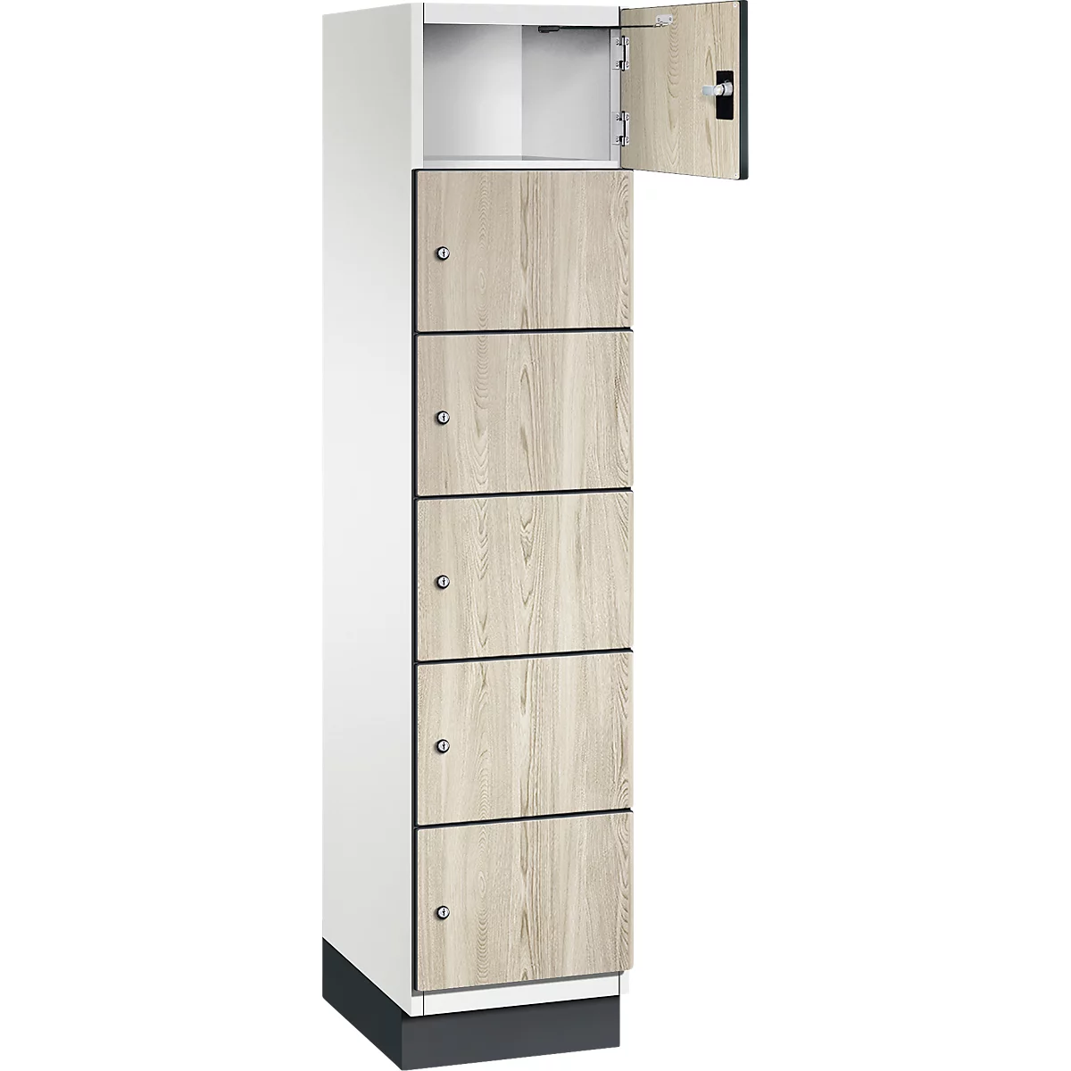 Ein hoher Spind mit 6 Fächern, eines davon geöffnet. Die Türen haben eine helle Holzoptik, der Korpus ist weiß.