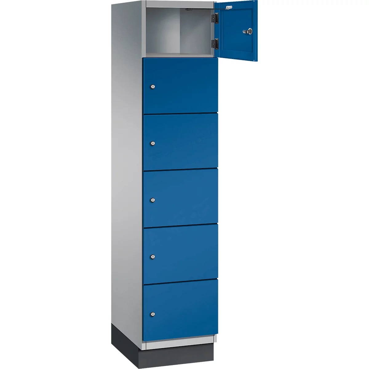 Schrank mit sechs blauen Türen, eine davon geöffnet. Grau-silberner Korpus. Schlichtes Design.