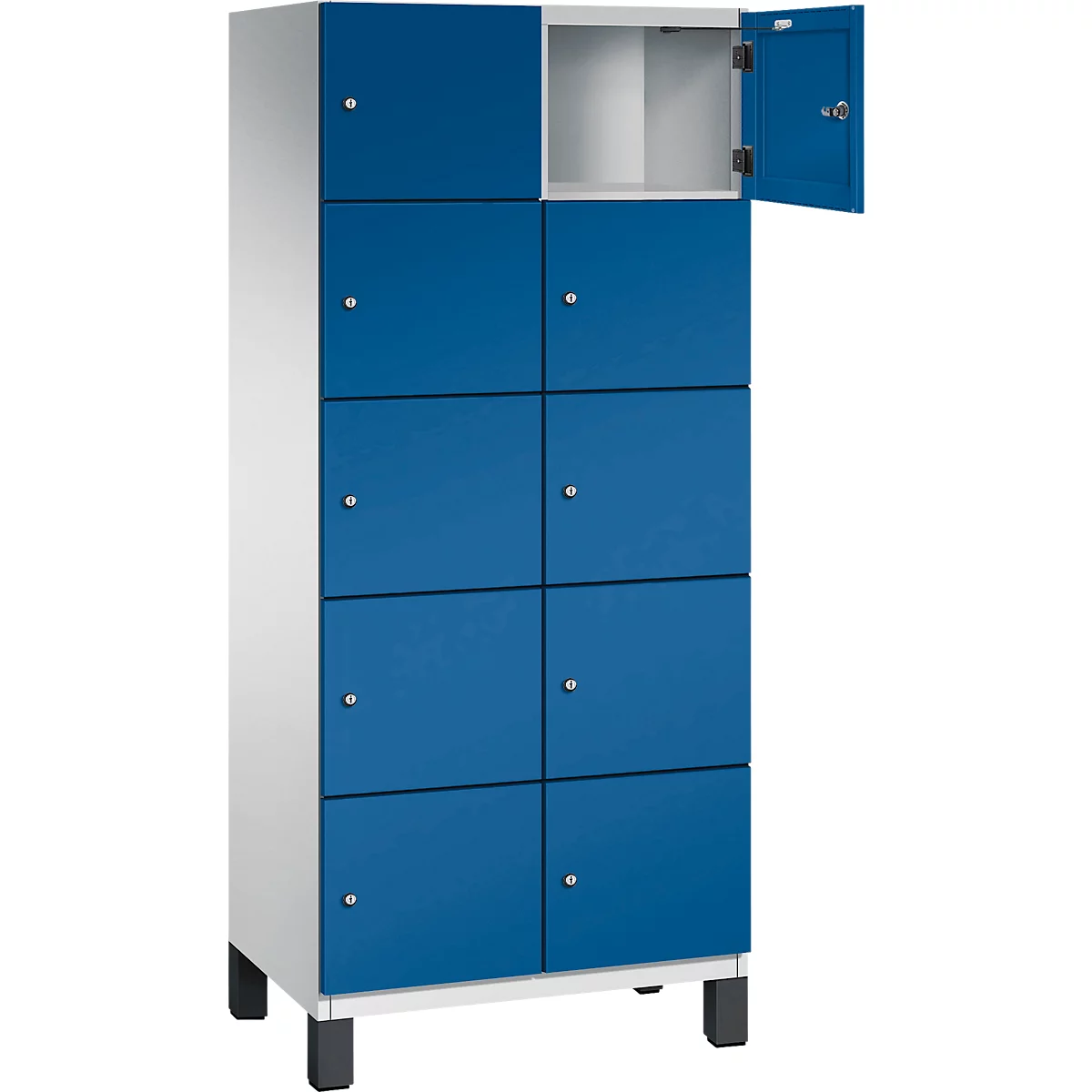 Blaue Spinde, eine Tür geöffnet, Blick ins Innere.