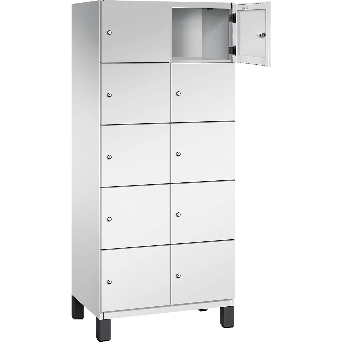 Weißer Spind mit acht Fächern, einem geöffneten Fach und schwarzen Füßen.