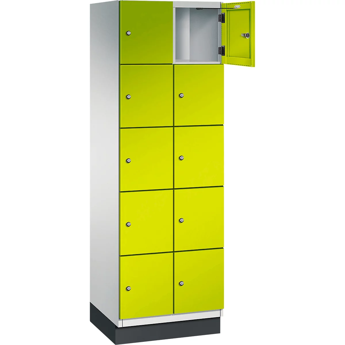 Ein hoher Spind in Weiß und Limettengrün. Eine Tür ist geöffnet.