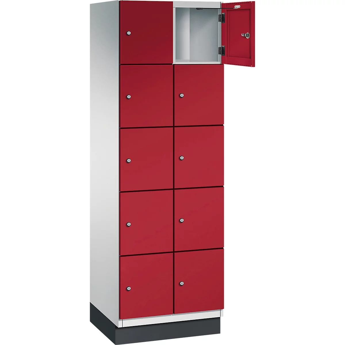 Ein roter Spind, eine Tür geöffnet. Oben weiß, rot, unten. Grauer Sockel.