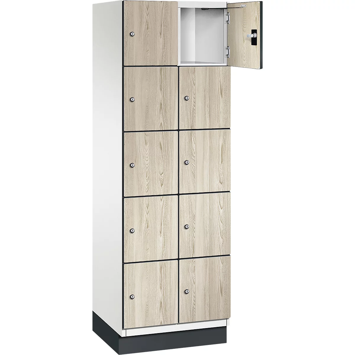 Ein Schrank mit acht Fächern, eines davon geöffnet. Türen in Holzoptik mit silbernen Knöpfen.