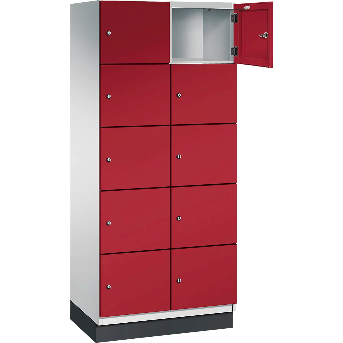 Rote Schrankwand, eine Tür geöffnet, silberne Knöpfe. Grauer Sockel, weißer Rahmen.