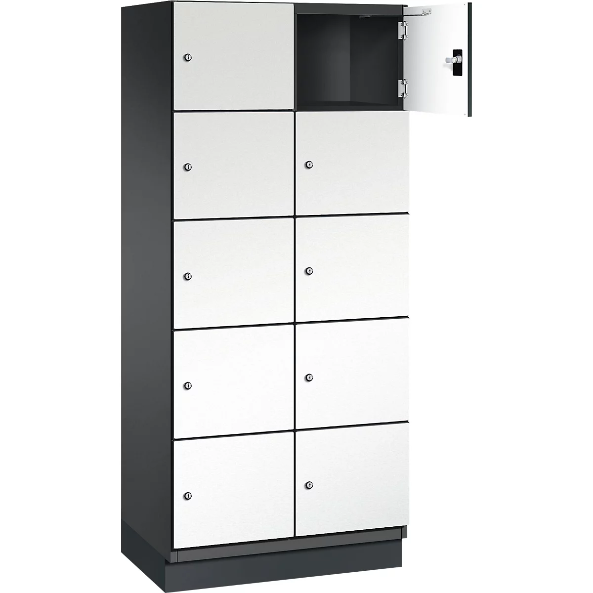 Schrank mit weißen Türen, eine Tür geöffnet. Grauer Korpus, dunkle Innenseite.