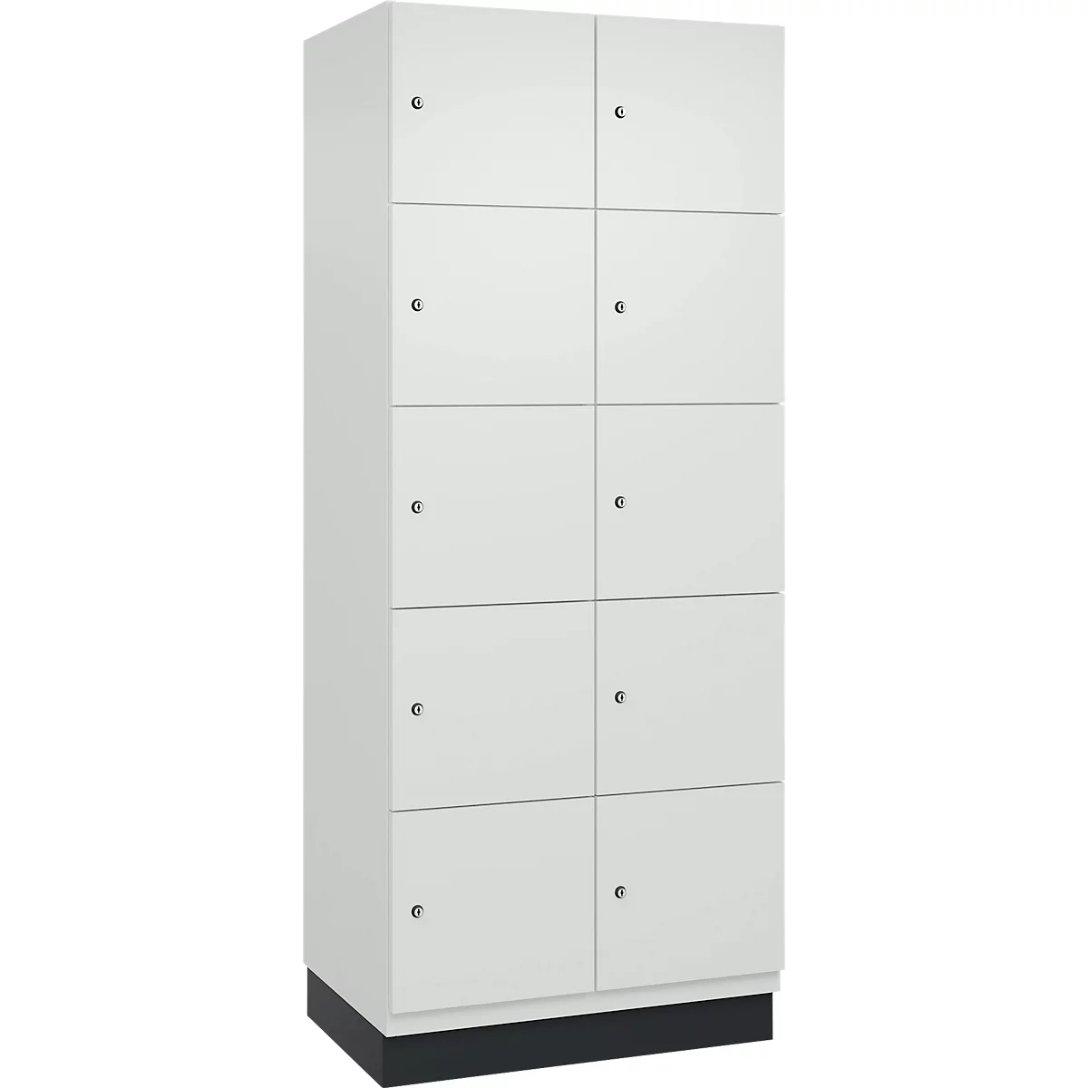 Weißer Schrank mit zehn Türen und kleinen Knöpfen. Der Schrank steht auf einem dunklen Sockel.