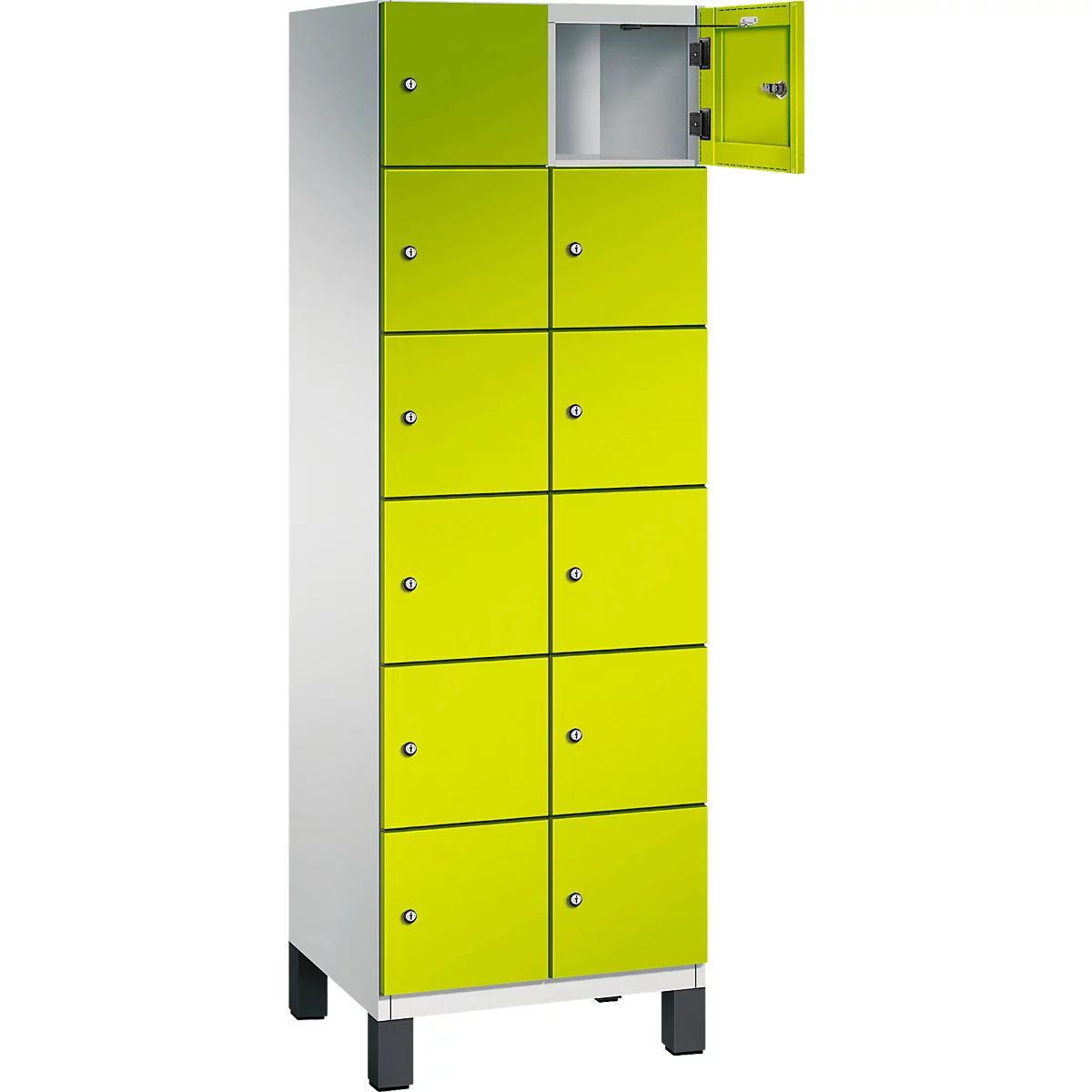 Ein hoher Schrank mit zehn grünen Türen, eine davon geöffnet. Der Schrank steht auf schwarzen Füßen.