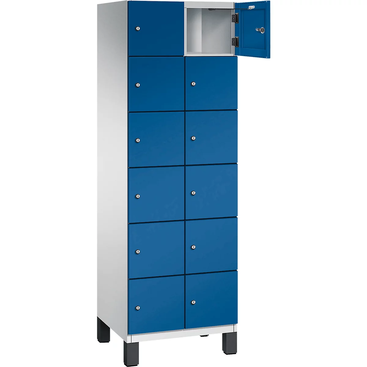 Ein blauer Spind mit neun Fächern, ein Fach geöffnet. Der Spind steht auf schwarzen Füßen.