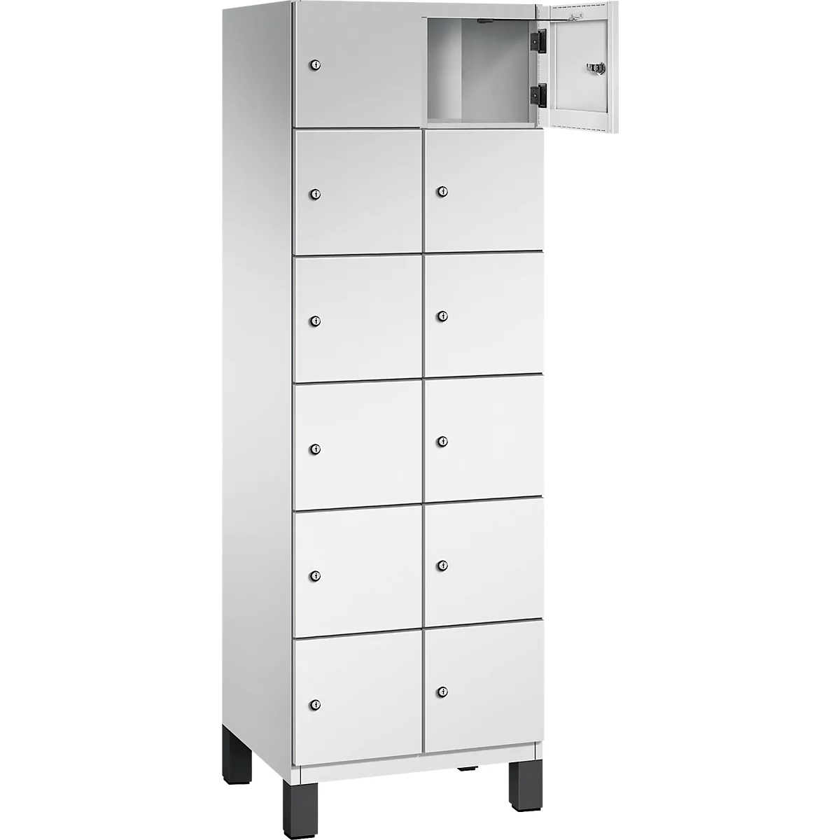 Weißer, hoher Schrank mit 10 Türen, eine Tür geöffnet, metallfarbene Griffe. Der Schrank steht auf schwarzen Füßen.